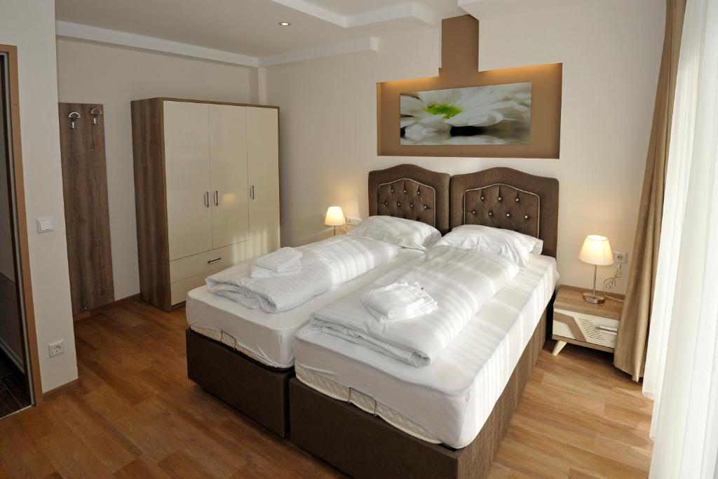 A bed or beds in a room at Sunshine Apartments - Great Mountain View