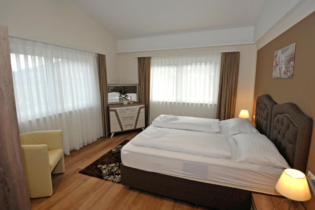 A bed or beds in a room at Sunshine Apartments - Great Mountain View