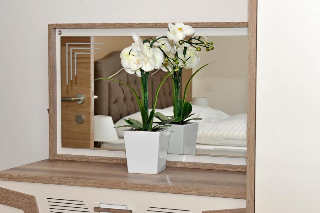 A bed or beds in a room at Sunshine Apartments - Great Mountain View