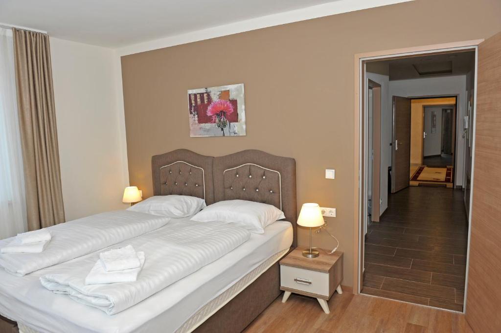 A bed or beds in a room at Sunshine Apartments - Great Mountain View
