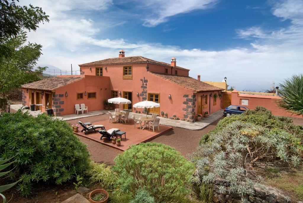 an aerial view of a house with a patio at Casa Rural El Adelantado in Tacoronte