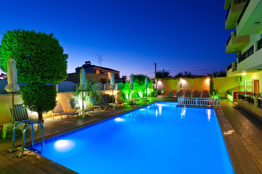 Bazén v ubytování Alea Hotel Apartments nebo v jeho okolí