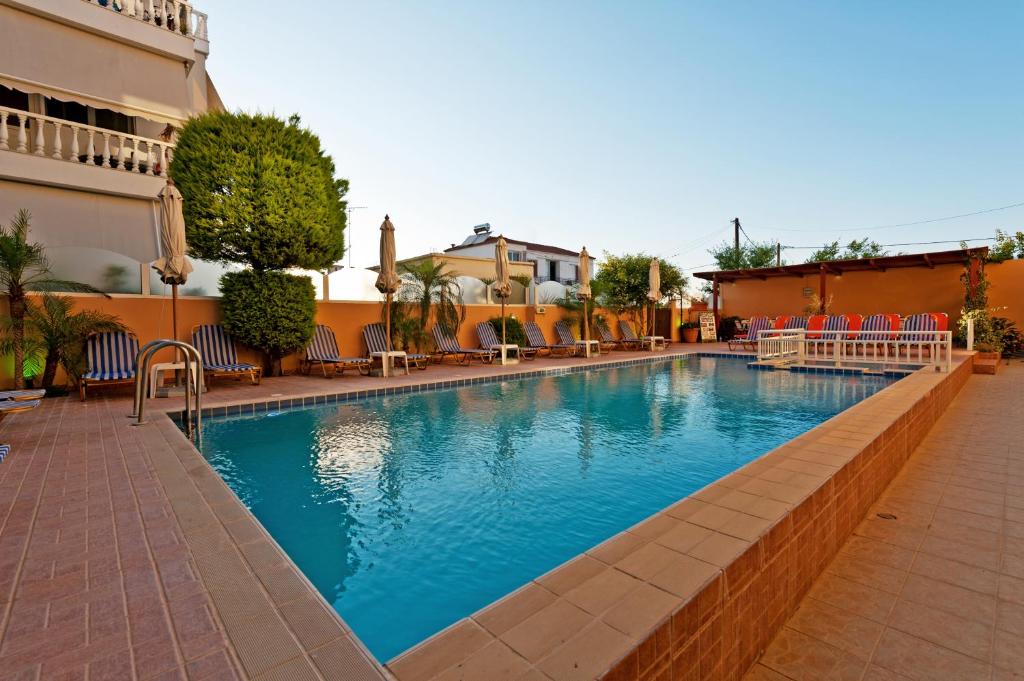 Bazén v ubytování Alea Hotel Apartments nebo v jeho okolí