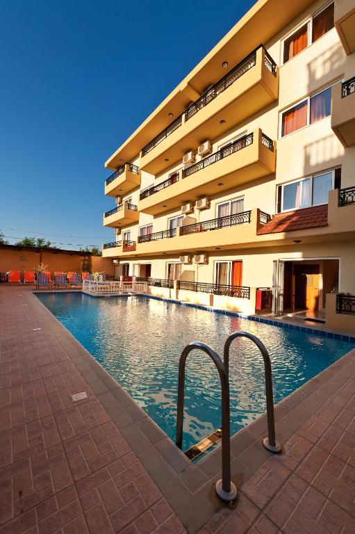 Bazén v ubytování Alea Hotel Apartments nebo v jeho okolí