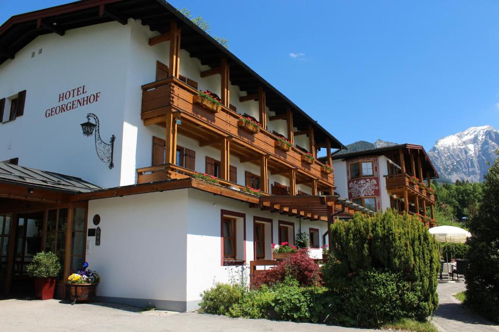 ein Gebäude mit Balkon darüber in der Unterkunft Hotel Georgenhof in Schönau am Königssee