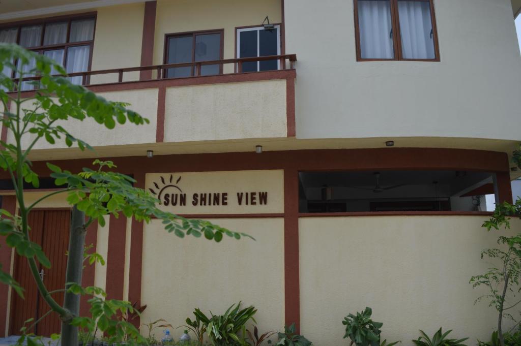 a building with a sign that reads cm shine view at Sun Shine View in Maafushi