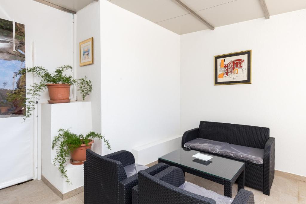 Posedenie v ubytovaní NORA APARTMENT by DuHomes