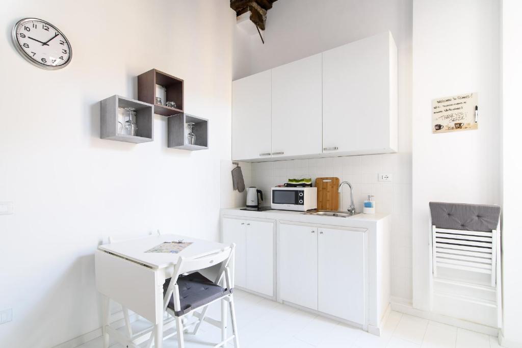 White Ostilia Apartments - One-Bedroom Apartment