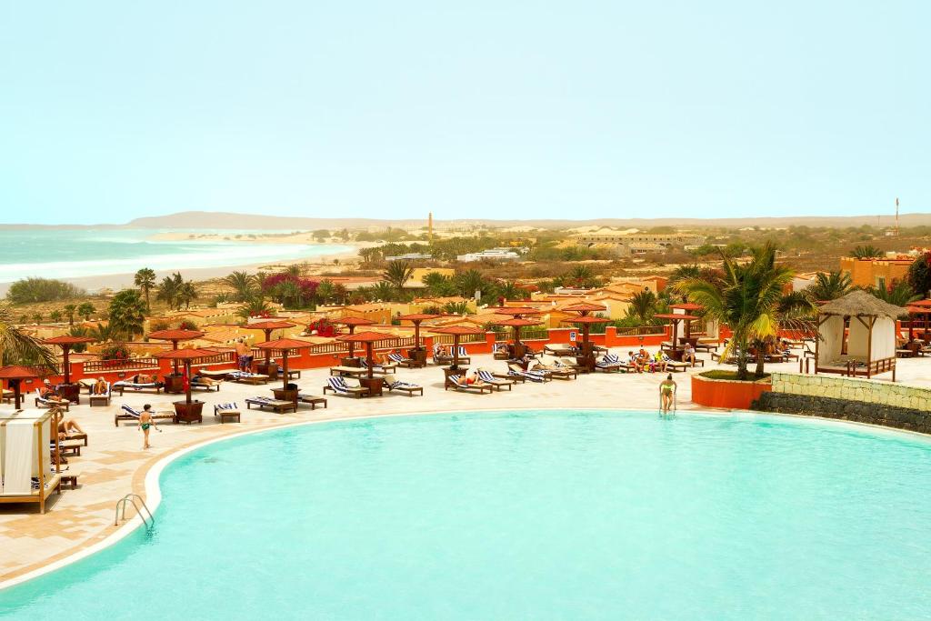 Blick auf den Pool eines Resorts in der Unterkunft Royal Horizon Boa Vista in Rabil