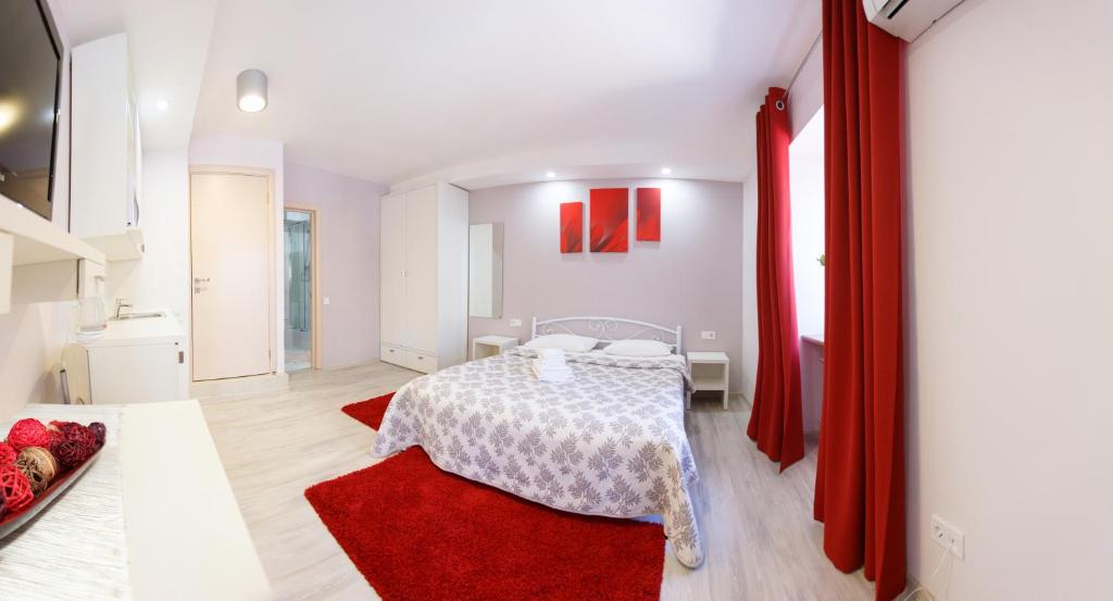 Basseynaya Apart Hotel - Double Room With Balcony At Baseina Street 3