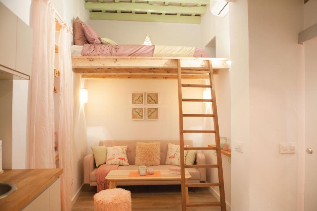 タリファにある3 - EL ESCONDITE ROSA de TARIFA- ENJOY TARIFAの二段ベッド2台とソファが備わる客室です。