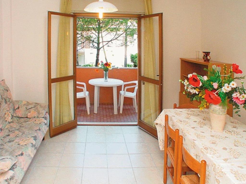 A seating area at Lignano Pineta with air conditioning&washing machine