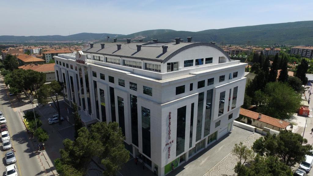 een uitzicht op een groot wit gebouw bij Demircioğlu Park Hotel in Mugla