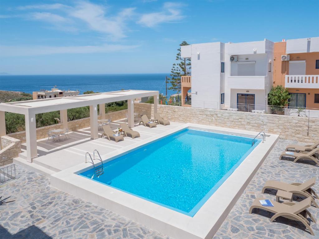Villa con piscina y vistas al océano en Villa Alexander en Kalathas