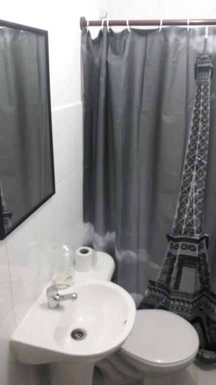 Bilik mandi di Hostal Los Guindos