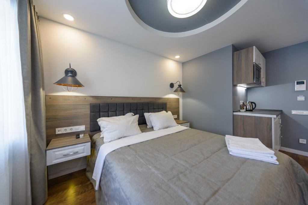 Partner Guest House Saksahans'koho - KV811 Street View Ground Floor Studio Loft Apartment With Shower