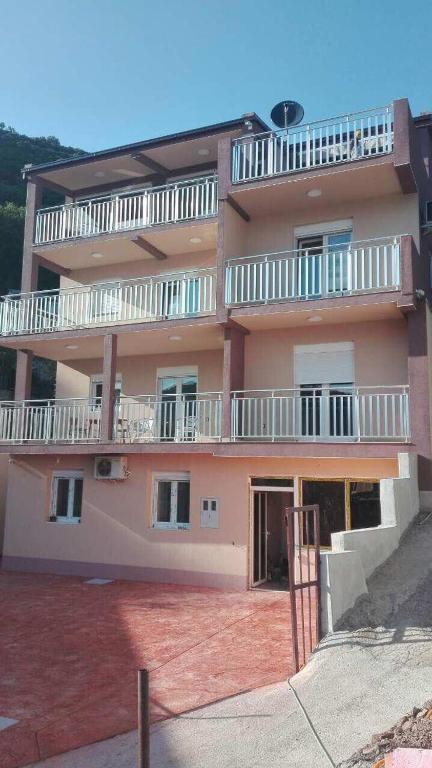 Budova, kde se aparthotel nachází