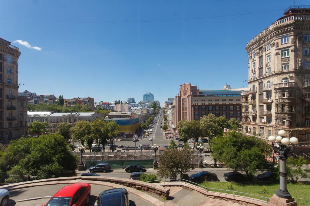 uma vista para uma cidade com carros estacionados numa rua em Central Area Apartments em Kiev