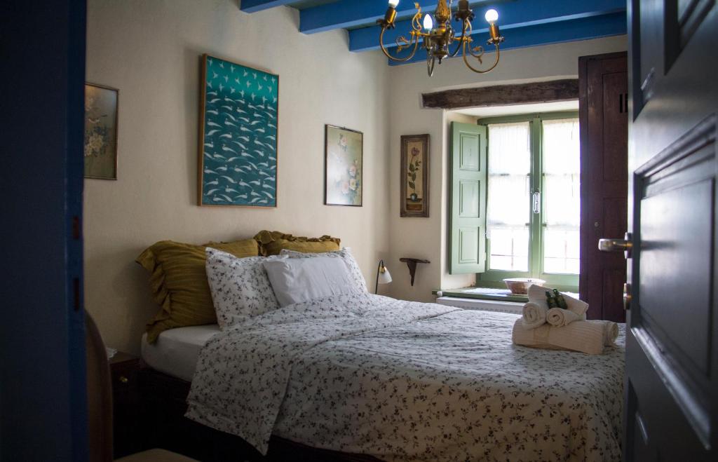 PinakátaiにあるEfipoiのベッドルーム1室(白い掛け布団、窓付)