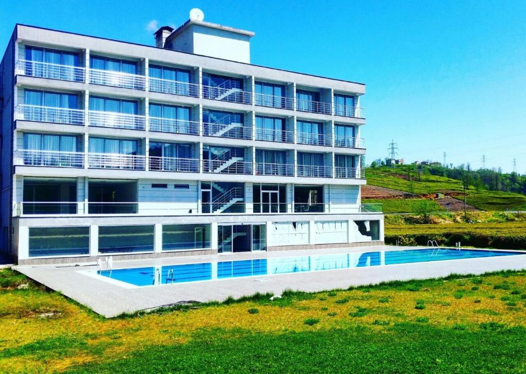 un gran edificio con una piscina frente a él en Mori Sport Hotel en Eskipazar