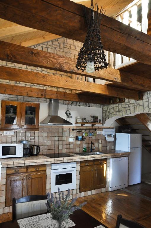 Kuchyňa alebo kuchynka v ubytovaní Rustic Apartment Mariva