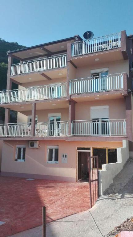 Budova, kde se aparthotel nachází
