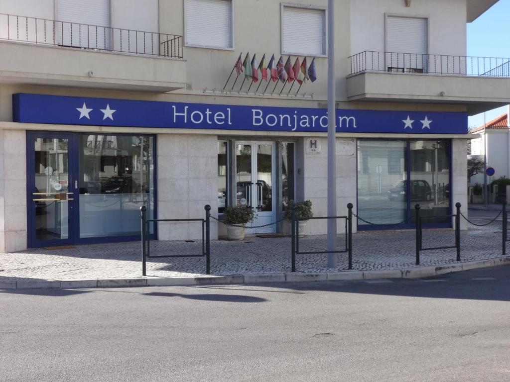 ein Hotel-Bonanza-Gasthof vor einem Gebäude in der Unterkunft Hotel Bonjardim in Tomar