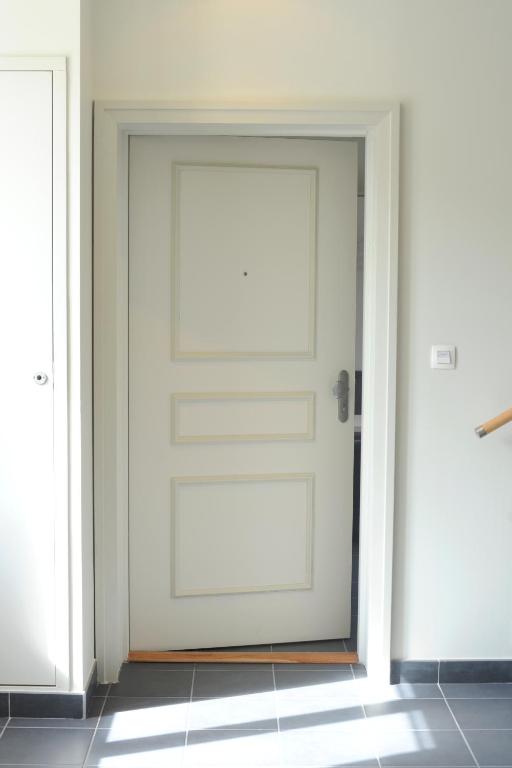 a white door in a room at Aux Jardins de L&#39;Isle in Vienne