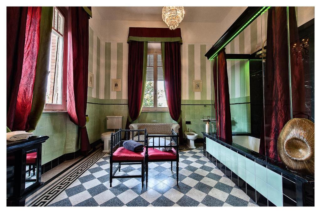 Villa Italy في مارينا دي بيتراسانتا: غرفة معيشة مع كرسي ومرآة