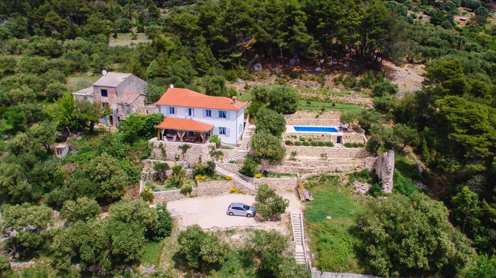Villa Mora في Banjol: اطلالة جوية على منزل على تلة