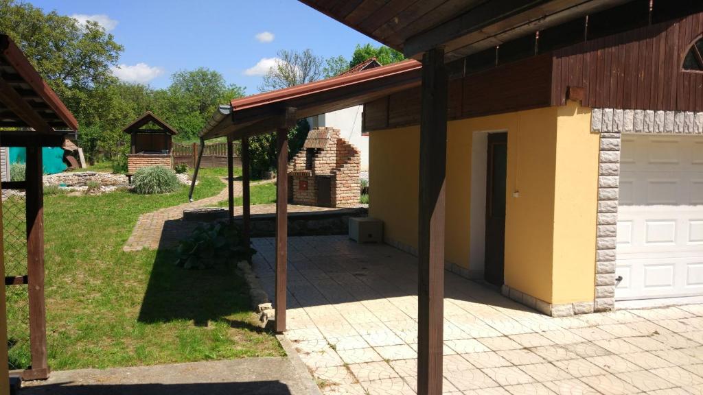 een garage met een witte deur en een gebouw bij Holiday Home Mia in Belá