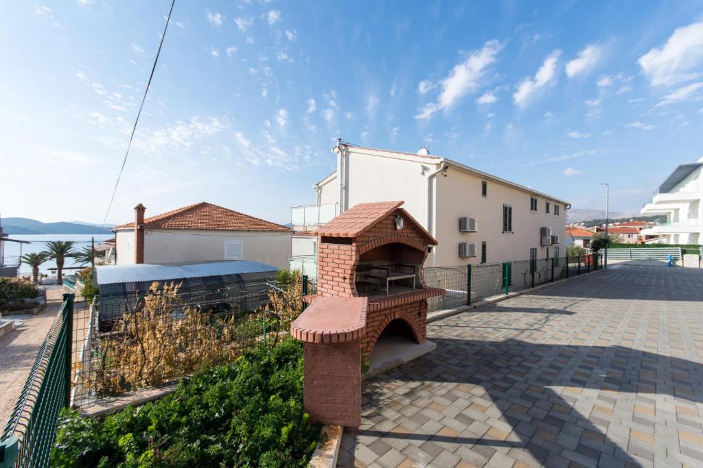 una casa de pájaros de ladrillo sentada a un lado de una acera en Apartment Lara Iva, en Trogir