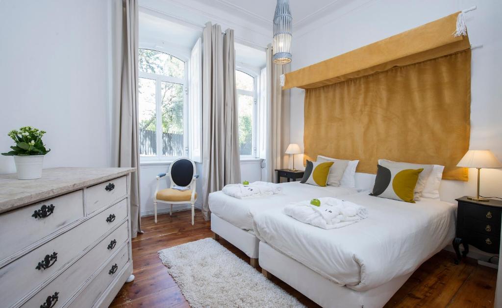Postel nebo postele na pokoji v ubytování Lisbon Dreams Estrela Suites