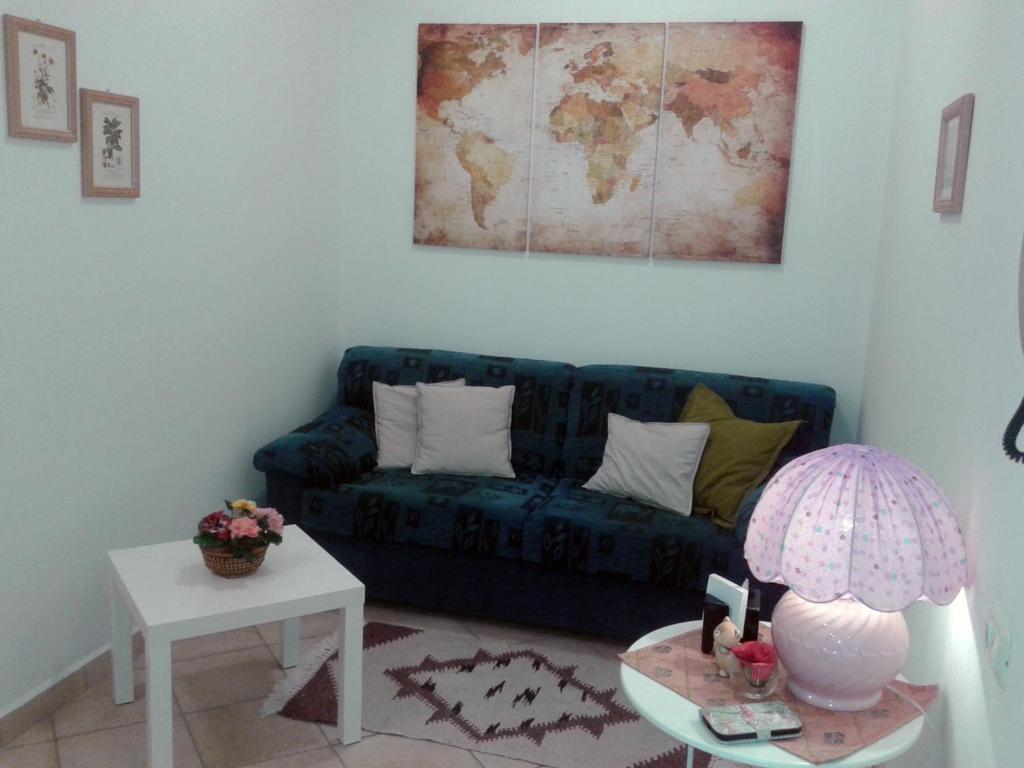 sala de estar con sofá azul y mesa en Appartamento Casteldurante, en Urbania