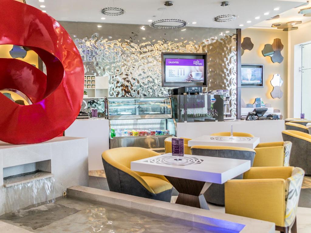 TV a/nebo společenská místnost v ubytování HS HOTSSON Hotel Irapuato