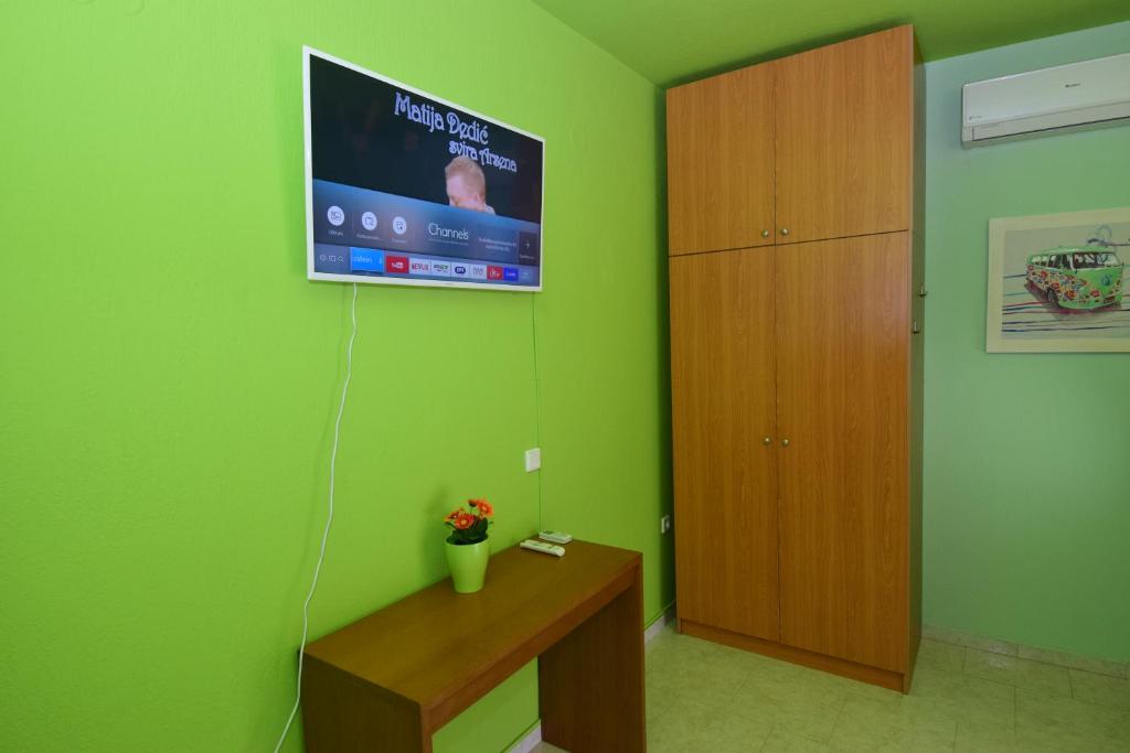 Telewizja i/lub zestaw kina domowego w obiekcie Bourlis Apartments