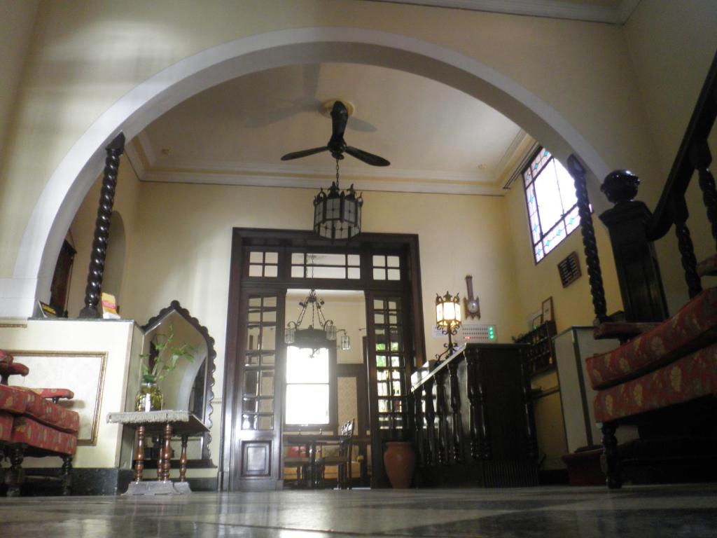 a large room with a ceiling fan and a door at Emperatriz HOTEL familiar in Santa Fe