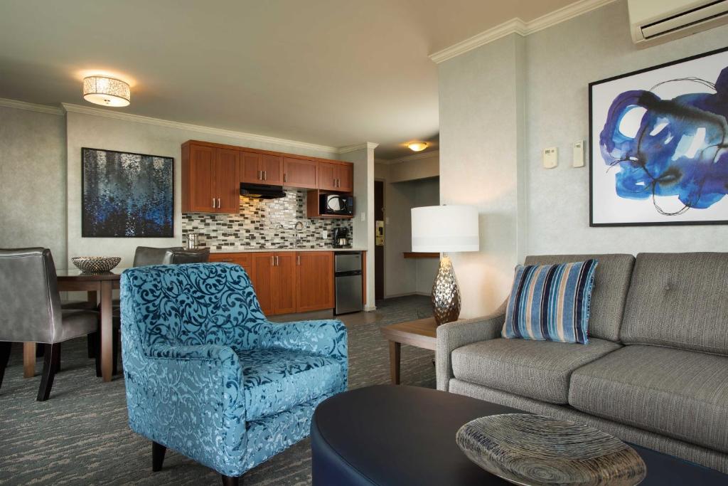 Chateau Victoria Hotel & Suites photo