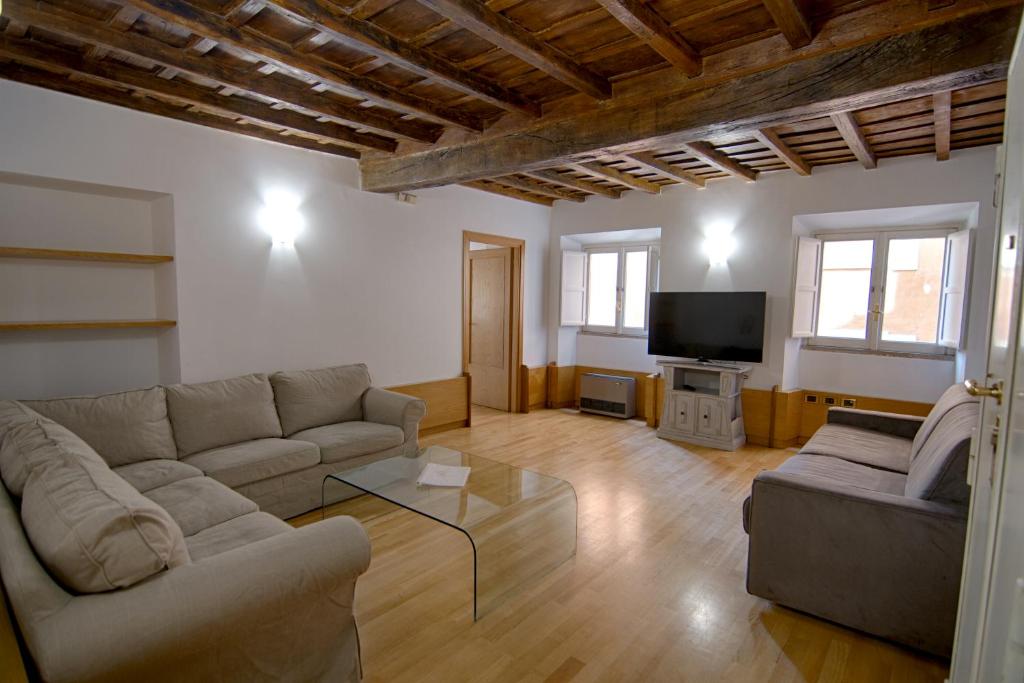 sala de estar con sofá y TV en Rinidia - Roma Centro, en Roma