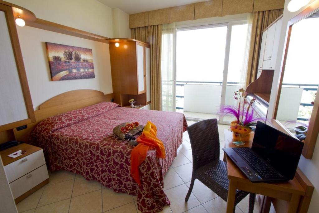 Postel nebo postele na pokoji v ubytování Hotel Palm Beach B&B SEA VIEW