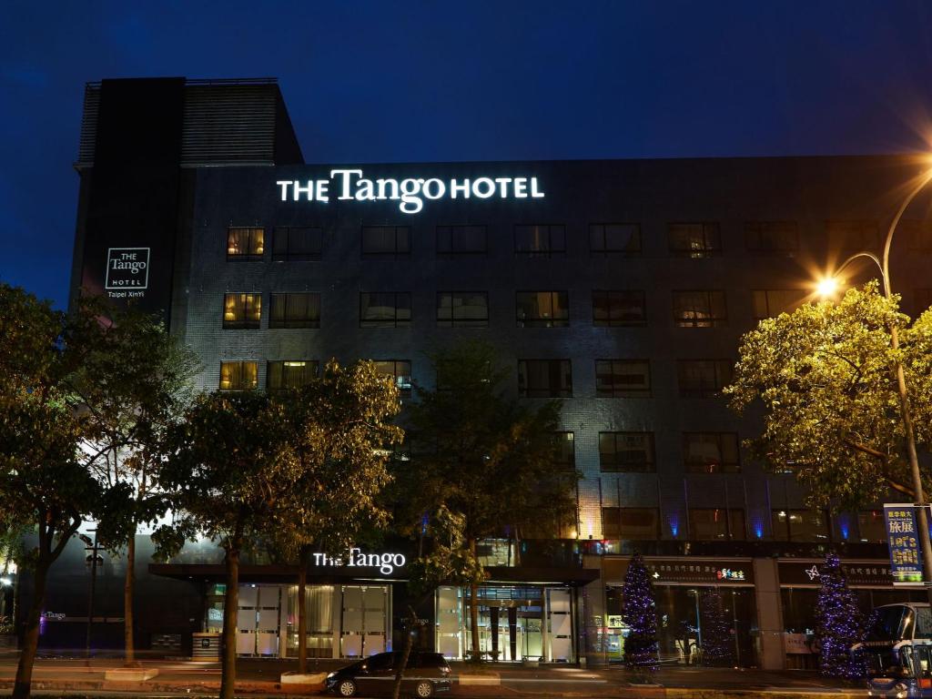 un edificio con un cartel que lee el hotel de tango en The Tango Hotel Taipei XinYi en Taipéi