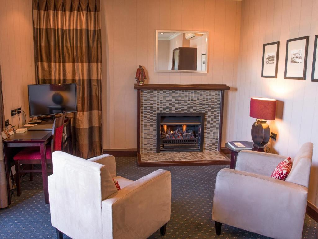 TV a/nebo společenská místnost v ubytování The Crown Hotel