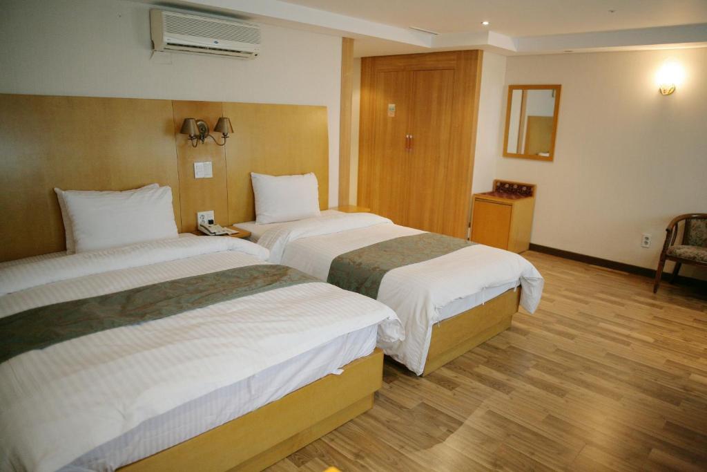 Postel nebo postele na pokoji v ubytování Daegu Union Tourist Hotel