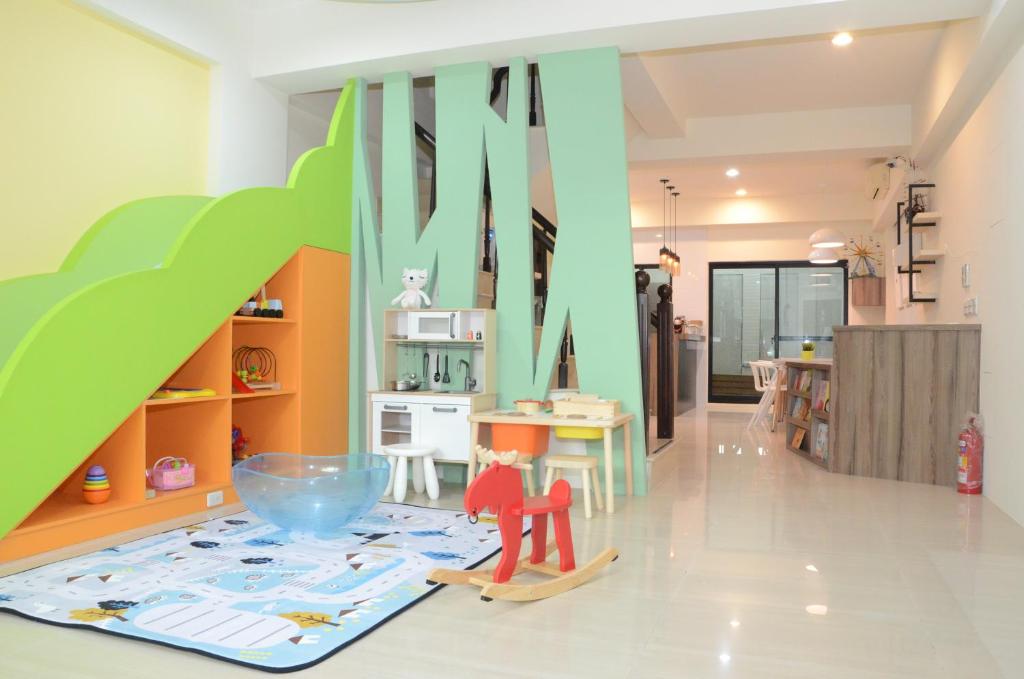 a childs room with a play area with a table and chairs at 胖蝸牛親子民宿 in Anping