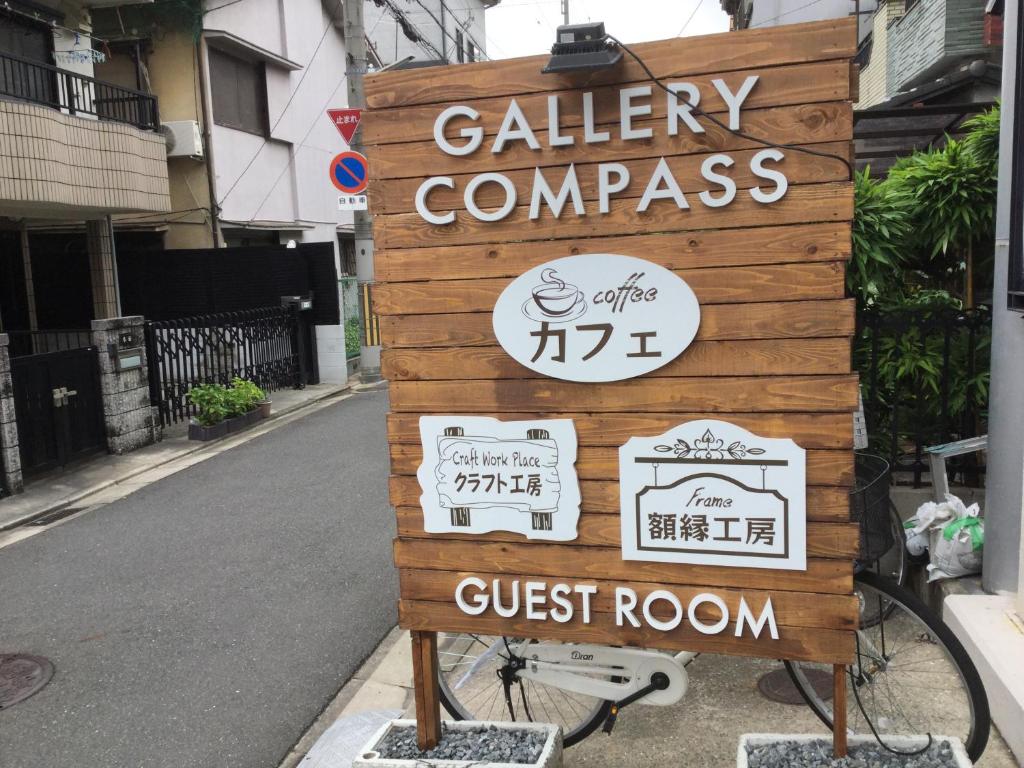 una señal para una brújula llamativa y una habitación de invitados en Gallery Compass, en Osaka