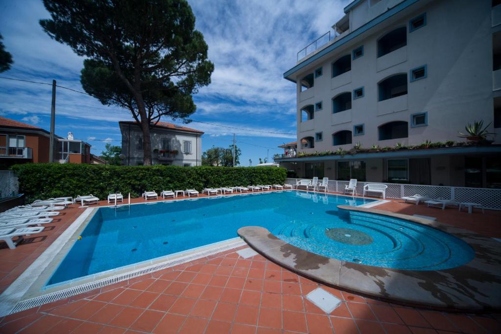 Bazén v ubytování Hotel Ricchi nebo v jeho okolí