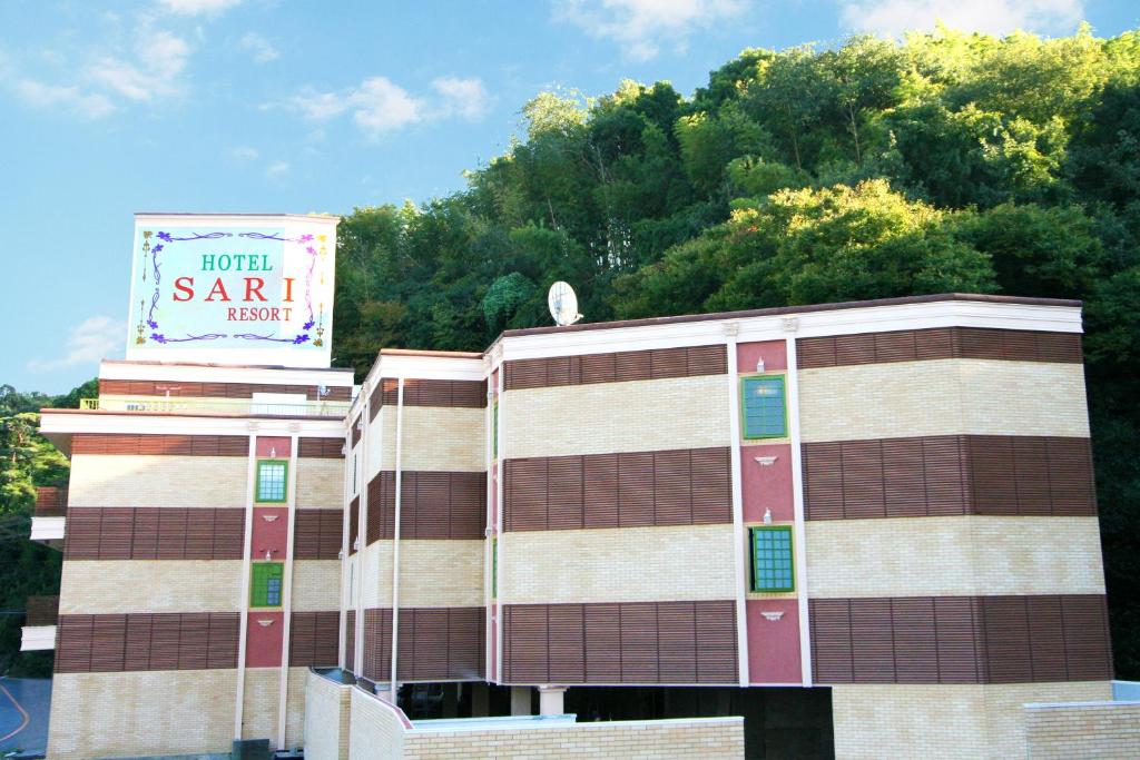 un bâtiment avec une enseigne au sommet dans l'établissement SARI Resort Kawanishi (Adult Only), à Kawanishi