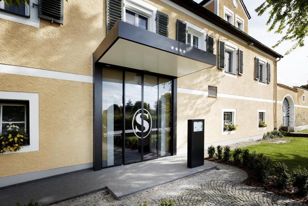 un edificio con un cartel de acedes delante de él en Schüdlbauer´s Hotel-Restaurant-Bar, en Braunau am Inn