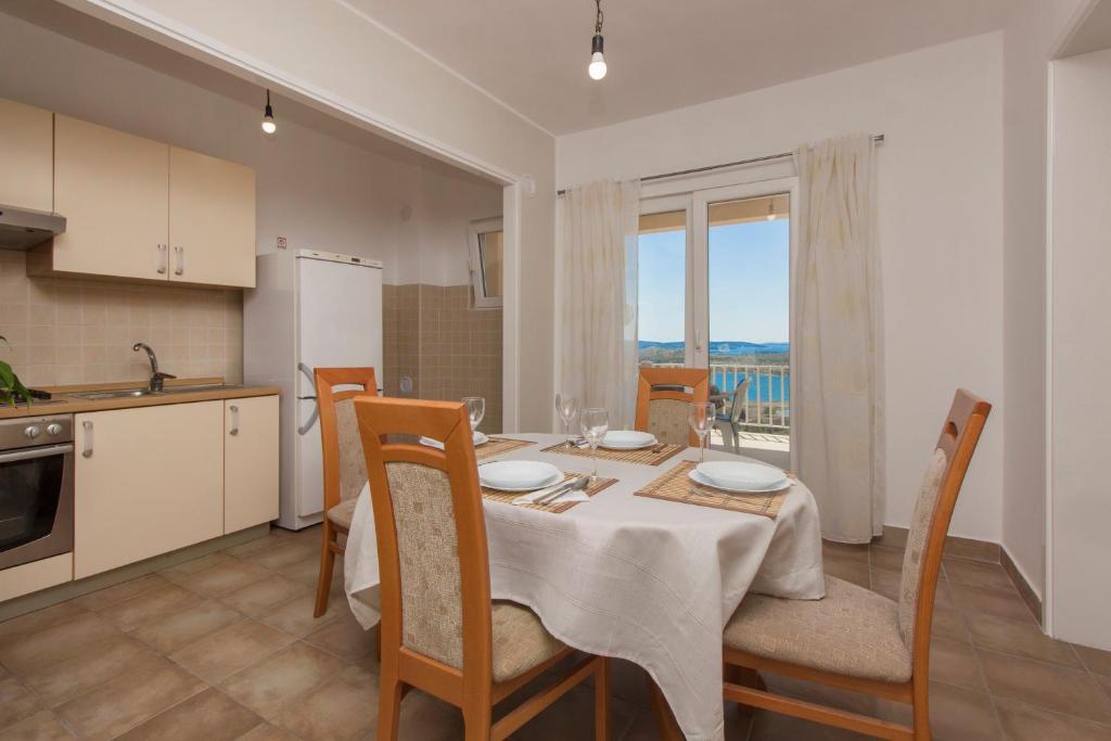 Kuchyňa alebo kuchynka v ubytovaní Bulat Sea View Apartments