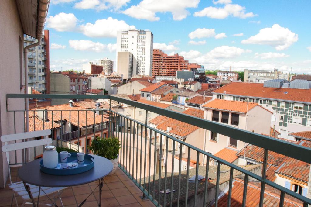 un balcon avec vue sur une ville dans l'établissement Castellane - 40 m2 avec balcon et parking, à Toulouse